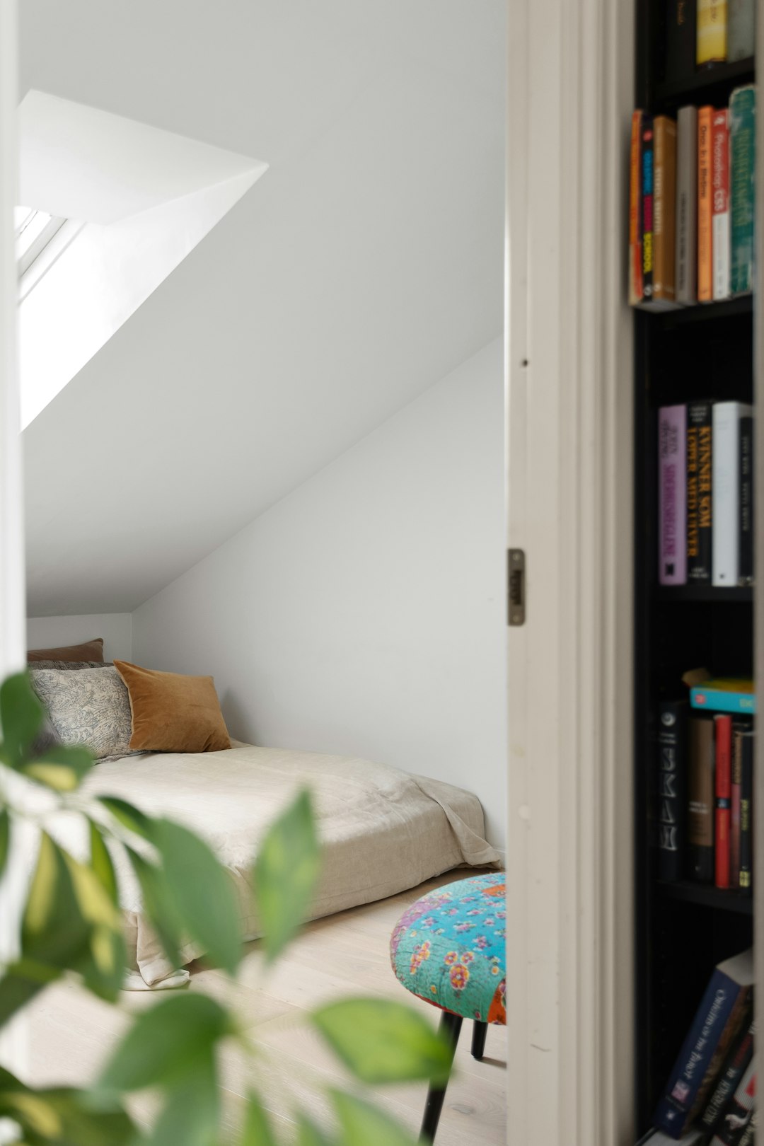 How to Create a Cozy Reading Nook in Any Room of Your Home – Simple Tips & Ideas